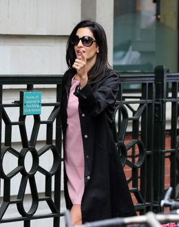 ガザ地区における人権侵害調査を依頼されたジョージの婚約者