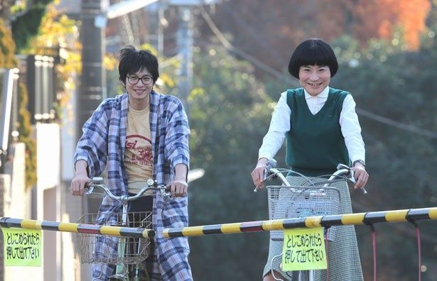 自転車を使って出掛けることも！互いの不器用な言動にホロリとさせられそう