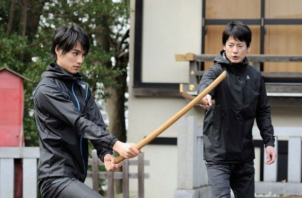ベテランスーツアクターの本城との出会いがリョウを変えていく