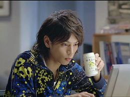 “ほろよい”を片手に、チャットにいそしむ水嶋ヒロ