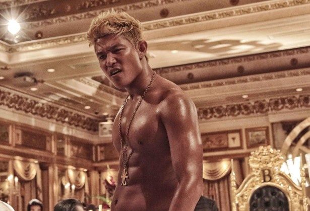 【写真を見る】メラ役の鈴木亮平が、筋肉ムキムキの上半身を披露！