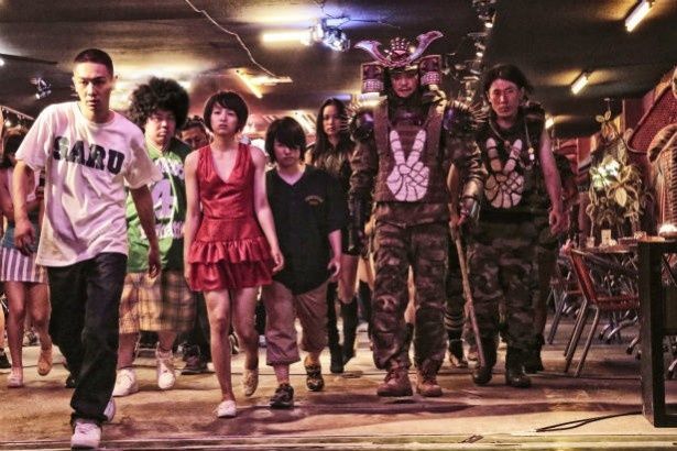 近未来の“トーキョー”で、ストリートギャングたちの死闘が繰り広げる