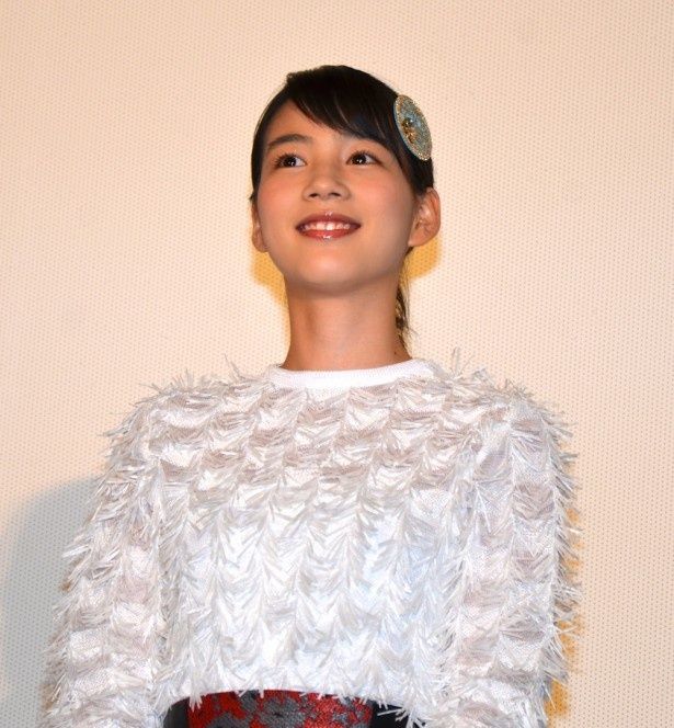 【写真を見る】羽のようなトップスがキュート！能年玲奈が『ホットロード』大ヒット舞台挨拶に笑顔で登壇