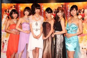 映画「ハニー・フラッパーズ」のキャバクラ初体験イベントに登場した(左から)岸明日香、森下悠里、坂口杏里、川村ゆきえ、折井あゆみ、階戸瑠李