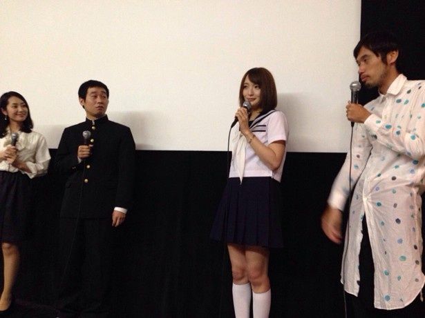 【写真を見る】映画初主演の谷について「エッチなシーンの演出も、本人がバンバンやってくれた」と今泉監督