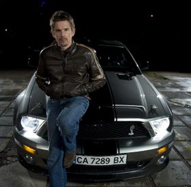 イーサン・ホークと“シェルビー・マスタングGT500スーパースネーク”