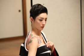 草刈民代、夫・周防正行監督作『舞妓はレディ』で『緋牡丹博徒』ばりの刺青を披露