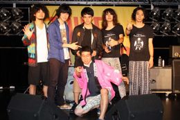 「大人ドロップ」リリースイベントに登場した池松壮亮（中央上）、前野朋哉(中央下)、渡辺大知(左から2番目)。ライブコーナーには黒猫チェルシーも登場した
