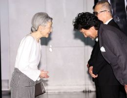 皇后陛下をお出迎えする役所広司、小泉堯史監督