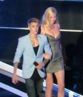 最初は普通に登場してきたジャスティン