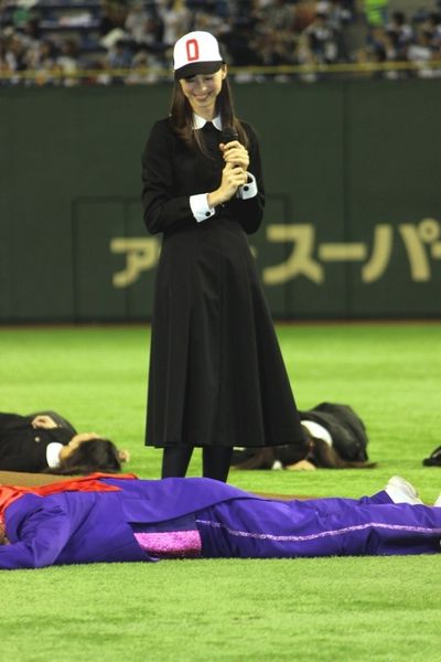 次々と倒れた人の前で苦笑いする中条あやみ