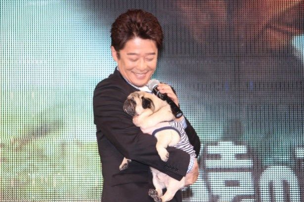 【写真を見る】愛犬が登場した途端にメロメロ状態になる坂上忍