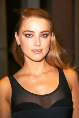 アンバー・ハードのヌード写真が多数流出！