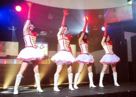 歌やダンスで人々に笑顔や元気を与えるアイドルグループ、i Dollsの4人