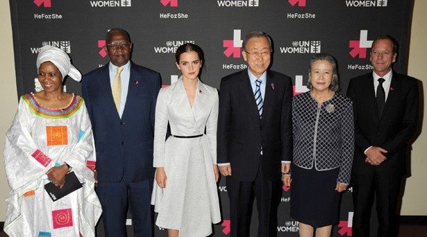 【写真を見る】国際連合事務総長らと並ぶエマ