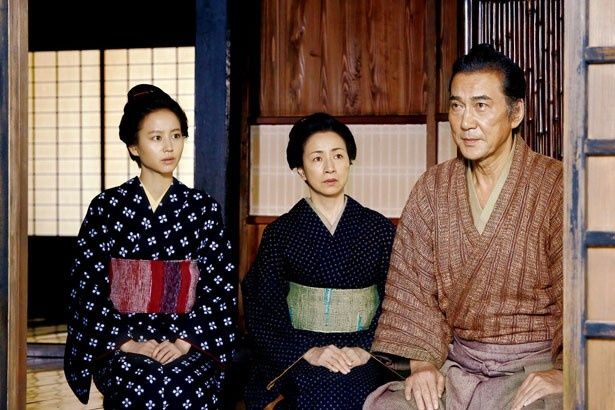 岡田准一演じる檀野は、戸田(役所広司)の家族と暮らしている