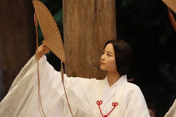 【写真を見る】檀野(岡田)は、戸田の娘・薫(堀北真希)と恋仲に