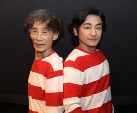 楳図かずおと片岡愛之助がボーダー姿でインタビューに登場！