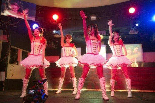 【写真を見る】フリフリ衣装がキュート！アイドルのシーンに胸キュン
