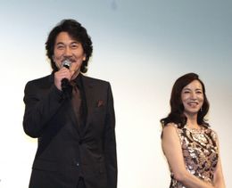 岡田准一に号泣していたこと暴露され、苦笑する役所広司(写真左)