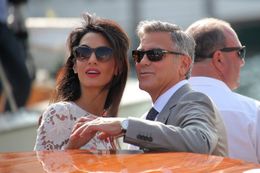 新婚ホヤホヤのジョージとアマル夫妻