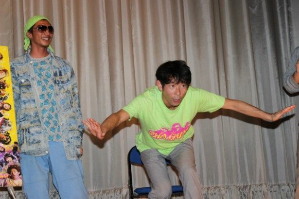 【写真を見る】泥酔の水澤紳吾、時折復活し、舞台上でノリノリ状態に！