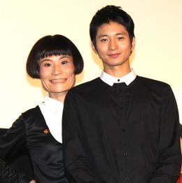 姉弟役を演じた向井理と片桐はいりが登場！