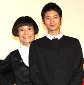 姉弟役を演じた向井理と片桐はいりが登場！