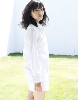 2015年カレンダーで大人っぽい表情を見せる川口春奈