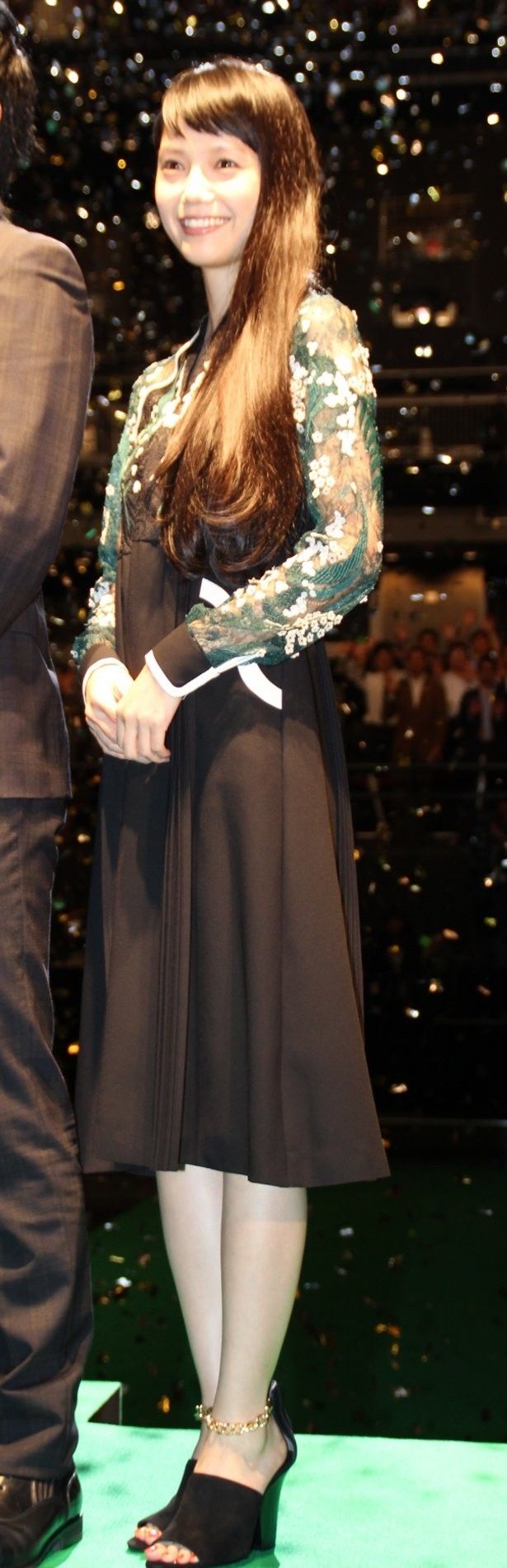 【写真を見る】宮崎あおいは、袖がシースルーのワンピースで登壇