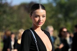 ワンダーブラの広告塔を務めるミランダ