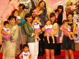 観月ありさ、松下由樹、神田うのらキャスト陣とベビーたちとのフォトセッション