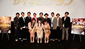 舞台あいさつに登壇したメンバー