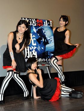 セクシーポーズを披露する高崎聖子(左)、倉持由香(中央)、鈴木咲(右)