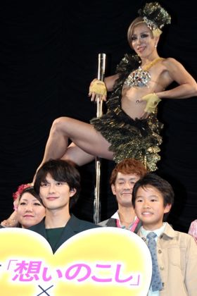 岡田将生、ポールダンサーたちとイベントに登壇