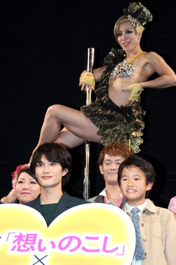 岡田将生、ポールダンサーたちとイベントに登壇