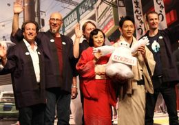 菅野美穂と小泉孝太郎、『ベイマックス』製作陣を着物姿でお出迎え！