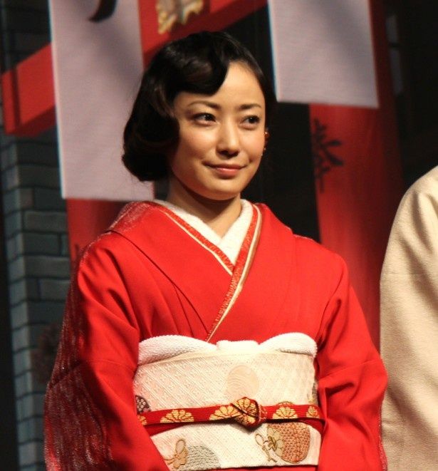 【写真を見る】菅野美穂は真っ赤な着物に“ベイマックス”のつぶらな瞳をイメージした帯を合わせた