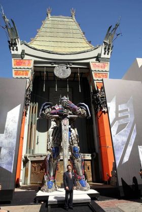 チャイニーズシアターに突如出現した高さ8メートルのオプティマス・プライムにファンは熱狂！