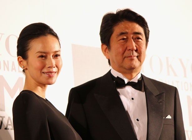 オープニングセレモニーにも登場した安倍晋三とフェスティバル・ミューズの中谷美紀