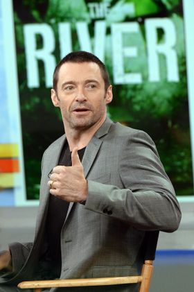 ヒュー・ジャックマン、ブロードウェイの舞台で魚をさばく!?