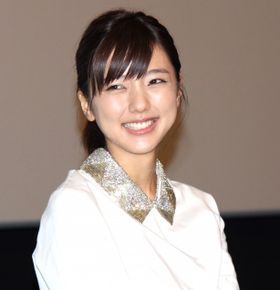 真野恵里菜、大胆な入浴シーンに照れ笑い！