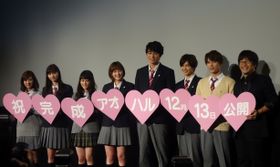 映画「アオハライド」の完成披露舞台あいさつに登場した(左から)藤本泉、新川優愛、高畑充希、本田翼、東出昌大、千葉雄大、吉沢亮、三木孝浩監督