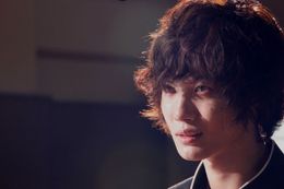 抜群の知力と体力を持つ天谷武を演じる神木隆之介。狂気をはらんだ目が怖い！