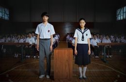 主演・藤野涼子と神原和彦役の板垣瑞生が強いまなざしで正面を見据える！