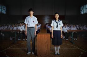 主演・藤野涼子と神原和彦役の板垣瑞生が強いまなざしで正面を見据える！