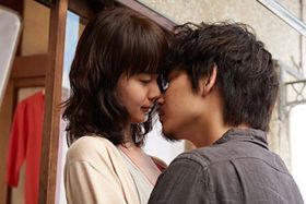 主役・志乃を演じる多部未華子と志乃が想いを寄せる京志郎を演じる綾野剛