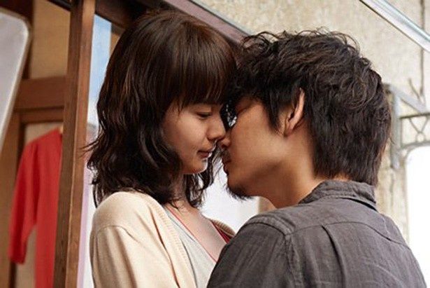 主役・志乃を演じる多部未華子と志乃が想いを寄せる京志郎を演じる綾野剛