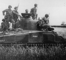 これが実際の“フューリー”号の写真。米軍兵士たちによって“フューリー”とペイントされている