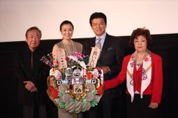 福熊手を持った登壇者たちが映画「救いたい」の初日舞台挨拶を行った(写真左から神山征二郎監督、鈴木京香、三浦友和、原作者の川村隆枝)
